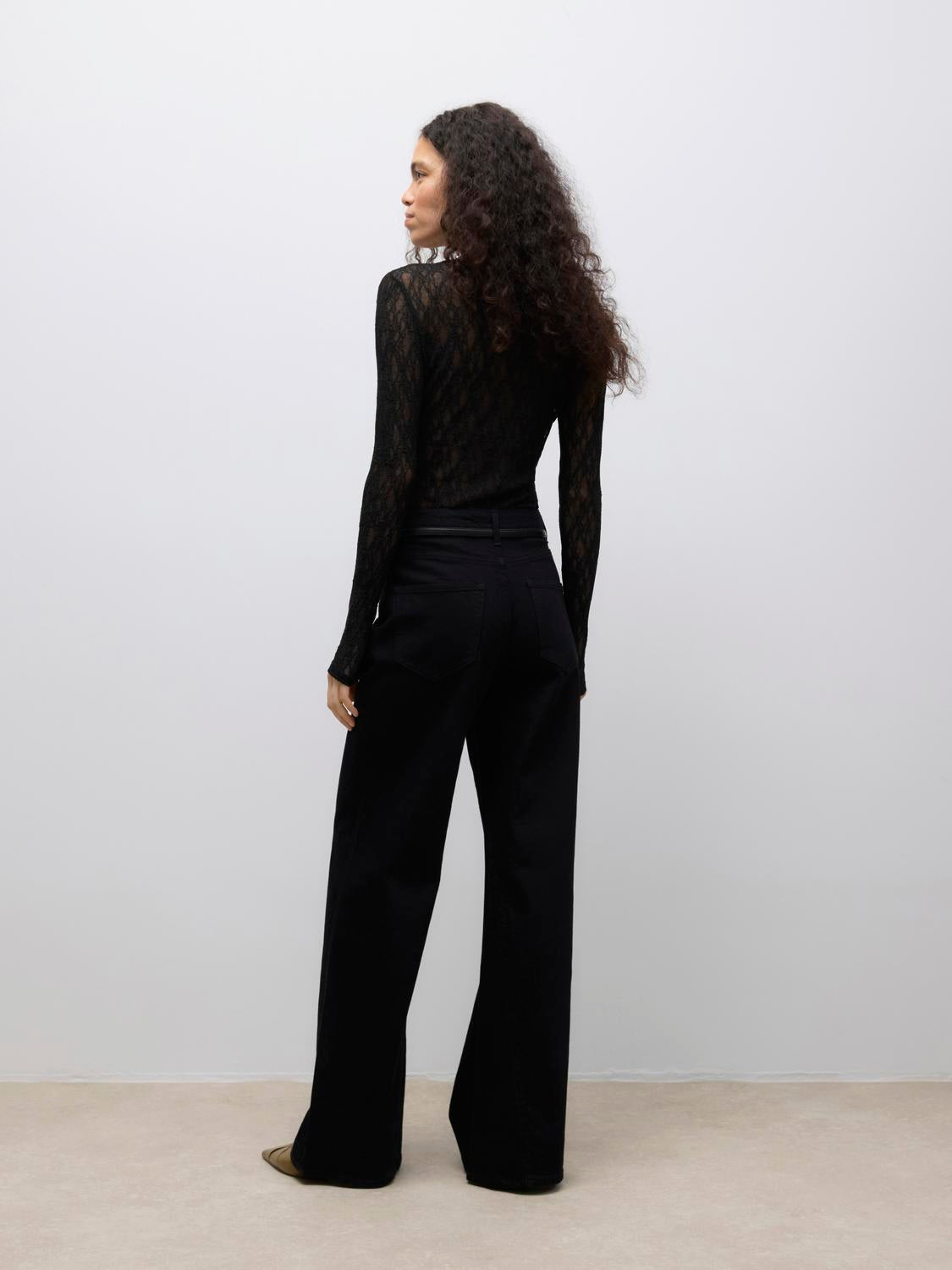 model_shot-back
